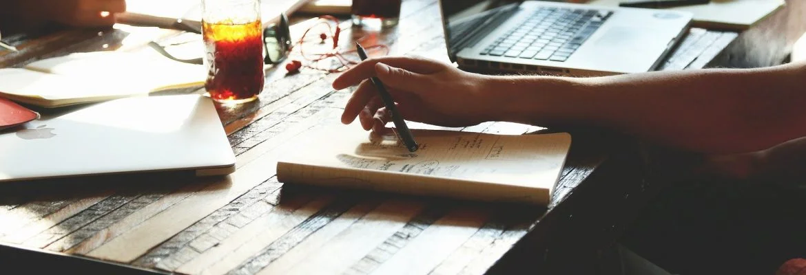 Czym się różni redakcja od korekty? [przykłady]