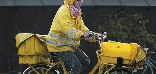 Dostarczać coś czy dostarczać czegoś?